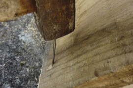 Assemblez vos trois planches avec quelques clous.