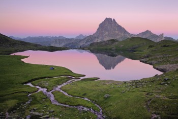 Au cœur du Parc national des Pyrénées, le lac Gentau est un miroir pour le Pic du Midi d'Ossau. Au cœur du Parc national des Pyrénées, le lac Gentau est un miroir pour le Pic du Midi d'Ossau.