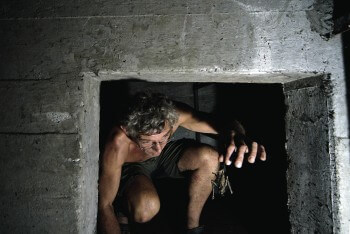 Corse: Jean-Yves Courtois trouve un cadavre de murin du Maghreb lors d'un comptage. / © Yann Le Bris