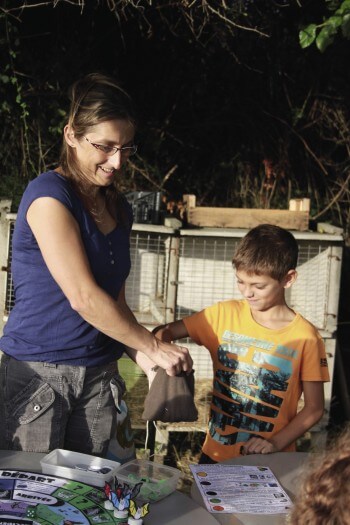 Languedoc-Roussillon: Isabelle Schmidt teste un jeu de société de son invention sur les chauves-souris. / © Yézid Allaya