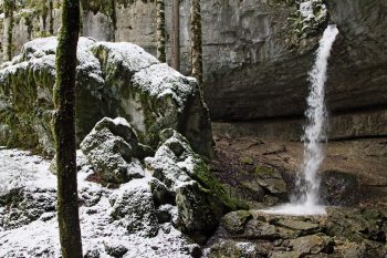 Le débit de la cascade du bief de Vautenaivre varie beaucoup selon la saison et la météo. L'idéal ? Juste après une pluie ! Le débit de la cascade du bief de Vautenaivre varie beaucoup selon la saison et la météo. L'idéal ? Juste après une pluie !
