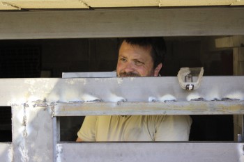 Lorraine: Christophe Borel pose une grille pour limiter l'accès à une cavité. / © Laurent Weil