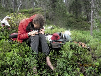 Edward Mitchell les yeux rivés sur son microscope de poche. / © Julien Perrot