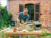 Récupérez un vieux pot en terre cuite. Avec le côté fin d’un petit marteau, donnez de légers coups au bord du trou jusqu’à ce que la moitié du fond soit percée. Ne frappez pas trop fort, le pot se casserait. Récupérez un vieux pot en terre cuite. Avec le côté fin d’un petit marteau, donnez de légers coups au bord du trou jusqu’à ce que la moitié du fond soit percée. Ne frappez pas trop fort, le pot se casserait.