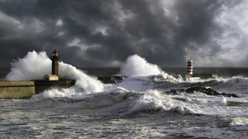 Claquement des vagues sur le port du Douro en Espagne. Le faux silence des animaux