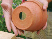 Voilà, votre nichoir est déjà terminé, il sera idéal pour les rougegorges. N’hésitez pas à poser votre « pot-nichoir » directement au sol, contre un talus plein de hautes herbes, au pied de votre haie ou contre une clôture ou le mur d'une cabane. Voilà, votre nichoir est déjà terminé, il sera idéal pour les rougegorges. N’hésitez pas à poser votre « pot-nichoir » directement au sol, contre un talus plein de hautes herbes, au pied de votre haie ou contre une clôture ou le mur d'une cabane.