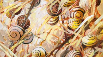 Les escargots des haies, jardins et forêts perchés en groupe forment un tableau d'une hypnotisante esthétique.