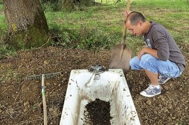 Enfouissez la baignoire dans un coin du jardin. Le bord doit affleurer le sol pour permettre aux petits animaux d’entrer.