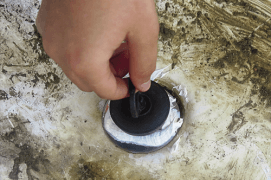 Collez la partie qui ferme la bonde. Si cette partie a disparu de la baignoire, découpez un rond de plastique puis fixez-le au mastic.