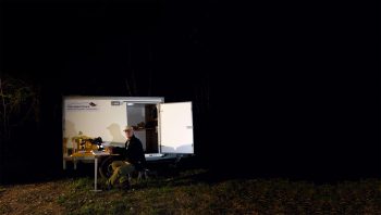 Paul André Pichard (PAP) et son laboratoire mobile, ici près de Saint-Triphon (Vaud).