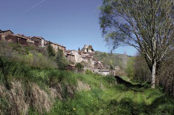 Perché sur un éperon rocheux, le village médiéval de Combret a connu trois châteaux forts au cours de son histoire.  Perché sur un éperon rocheux, le village médiéval de Combret a connu trois châteaux forts au cours de son histoire.