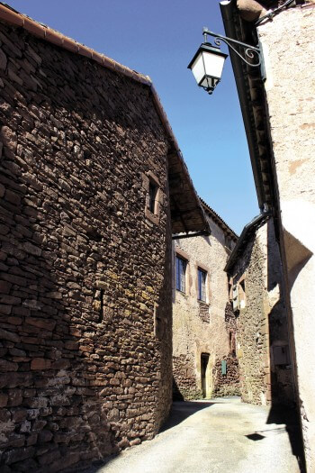 Rue du village de Combret / © Fleur Daugey