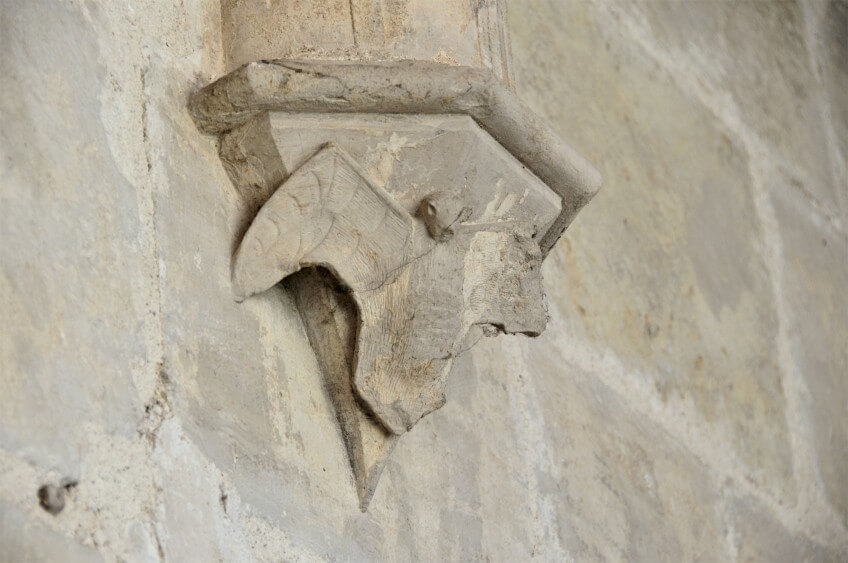 Statue de chauve-souris dans le cloître de la chartreuse de Villefranche-de-Rouergue (Aveyron).  Chauves-souris habitantes des vieux murs remplis d'histoire