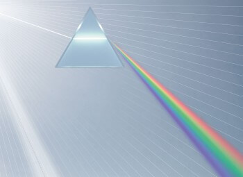 Un prisme de verre décompose la lumière blanche émise par le soleil. Mieux comprendre les secrets du blanc avec Libero Zuppiroli
