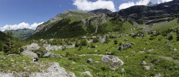 Vue du Creux de Champ. Les nuages caressent le sommet des Rayes.