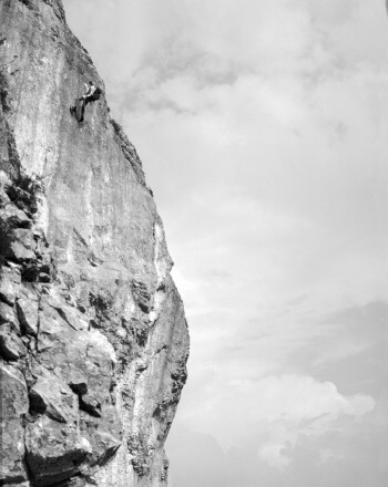 Années 1980: Le photographe Eugène Huttenmoser en pleine action sur une paroi rocheuses des Préalpes vaudoises.