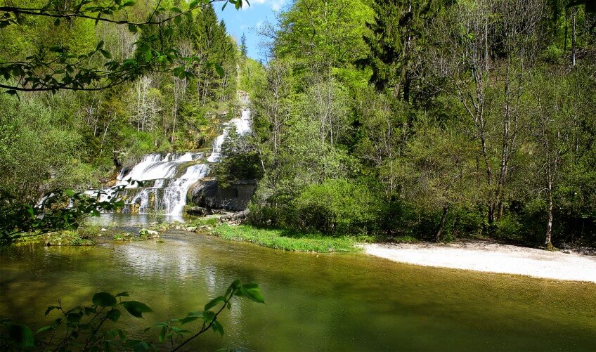 Quand la rivière Orbe déborde au printemps