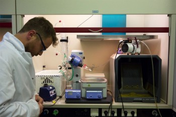 Le scientifique Denis Michez effectue des recherches sur les abeilles. / © Jessica Champeaux