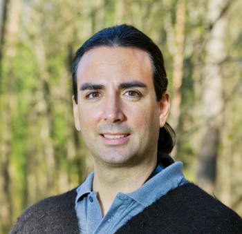Ingénieur de formation, Stefano Quarenghi a travaillé en Colombie pour des projets d'aide au développement. La sauvegarde de la nature et la recherche d'un modèle de vie durable constituent sa mission. Il dirige le projet du Parc Adula depuis 2011. Stefano Quarenghi