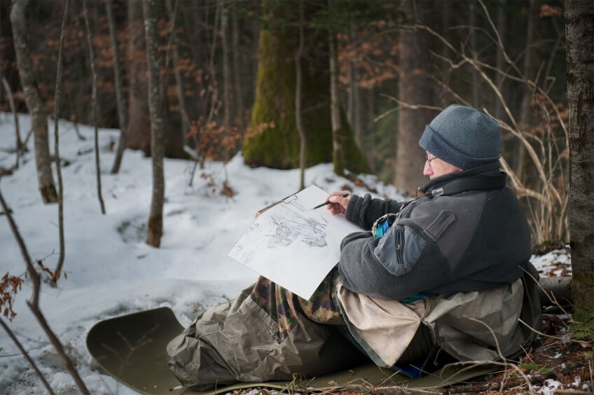 Jacques Rime dessine le paysage en attendant de voir le lynx, si la chance lui sourit cette nuit-là.