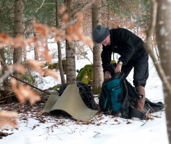 Jacques Rime sur la piste du lynx. Le premier indice vient de la poudreuse. / © Hélène Tobler