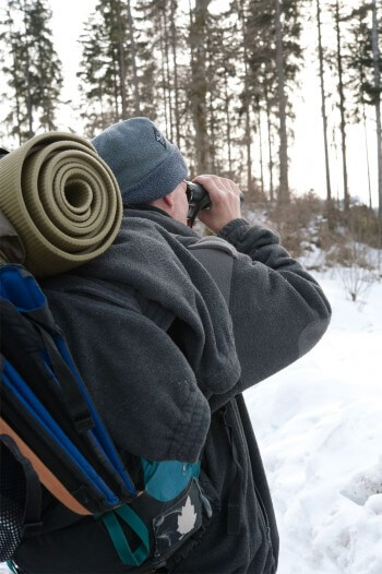 Jacques Rime sur la piste du lynx. Le premier indice vient de la poudreuse. / © Hélène Tobler