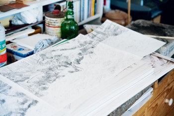 L'atelier de Jacques Rime porte la mémoire de sa quête passionnée du lynx et s'enrichit encore maintenant de nombreux dessins ou gravures. / © Hélène Tobler