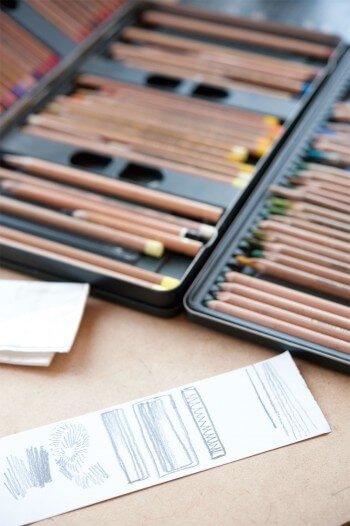 L'atelier de Jacques Rime porte la mémoire de sa quête passionnée du lynx et s'enrichit encore maintenant de nombreux dessins ou gravures. / © Hélène Tobler