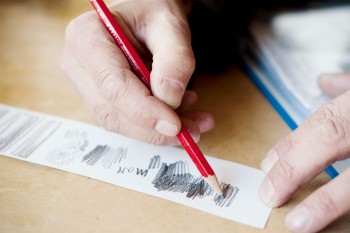 L'atelier de Jacques Rime porte la mémoire de sa quête passionnée du lynx et s'enrichit encore maintenant de nombreux dessins ou gravures. / © Hélène Tobler