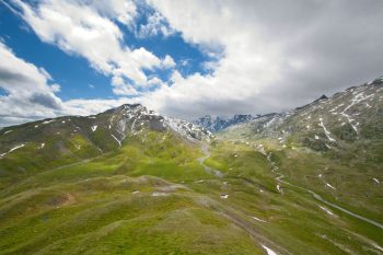Le haut plateau de la Greina, situé à 2300 m d’altitude, est un sanctuaire de diversité floristique et géologique. En 1986, les oppositions de la population avaient provoqué l'abandon du projet de construction d'un barrage hydroélectrique sur le site.    