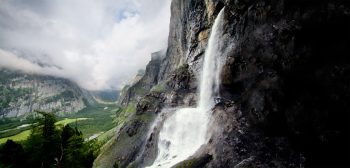 Le Kander, une rivière sauvage, chute le long des parois rocheuses monumentales du Gaserntal.