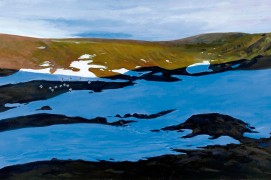 Les niverolles passent en criant et déjà disparaissent dans les immensités glacées. Ces ailes insaisissables donnent une échelle au paysage. Dans le ciel, la lumière. Par terre, l'ombre bleue. Et les oiseaux suspendus entre les deux. / © Eric Alibert