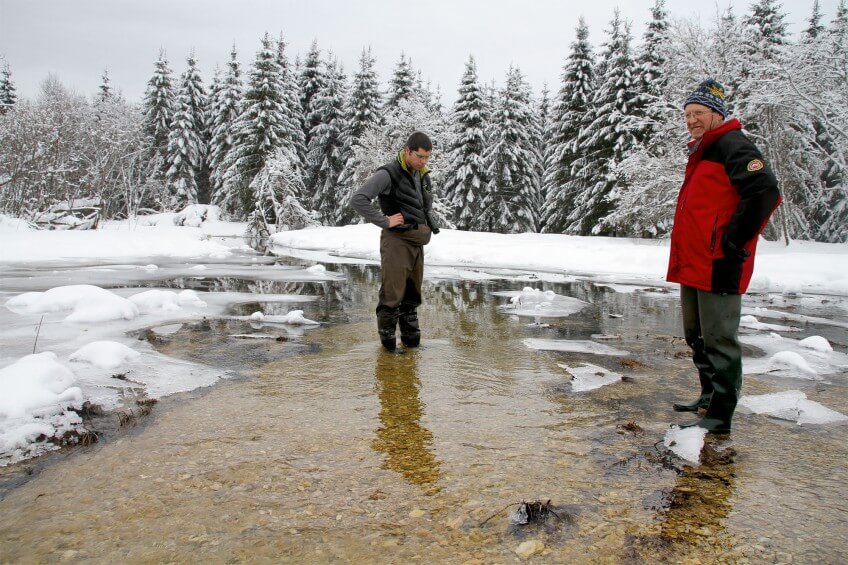 Pierre Durlet et Georges Roux, deux acteurs de la  restauration de la Lemme. Ici sur les premiers mètres de la renaissance. Dans le Haut-Jura, coule une rivière comme on Lemme