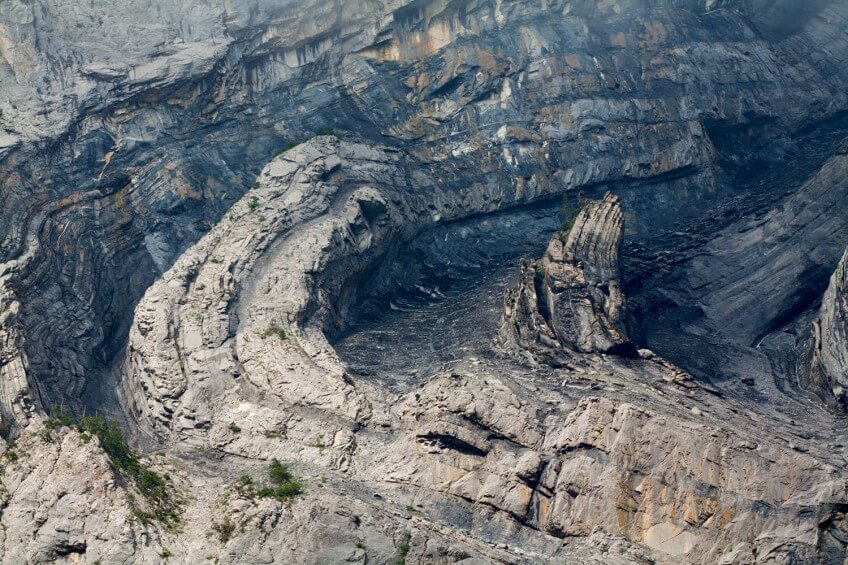 Plis spectaculaires dans les calcaires Escapade le long de la Kander dans le Gasterntal
