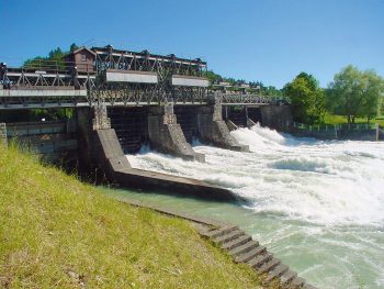 Avant d'atteindre la mer, les anguilles entament une longue descente de nos rivières, non sans rencontrer des installations hydrauliques, un piège fatal à presque tous les coups. Avant d'atteindre la mer, les anguilles entament une longue descente de nos rivières, non sans rencontrer des installations hydrauliques, un piège fatal à presque tous les coups.