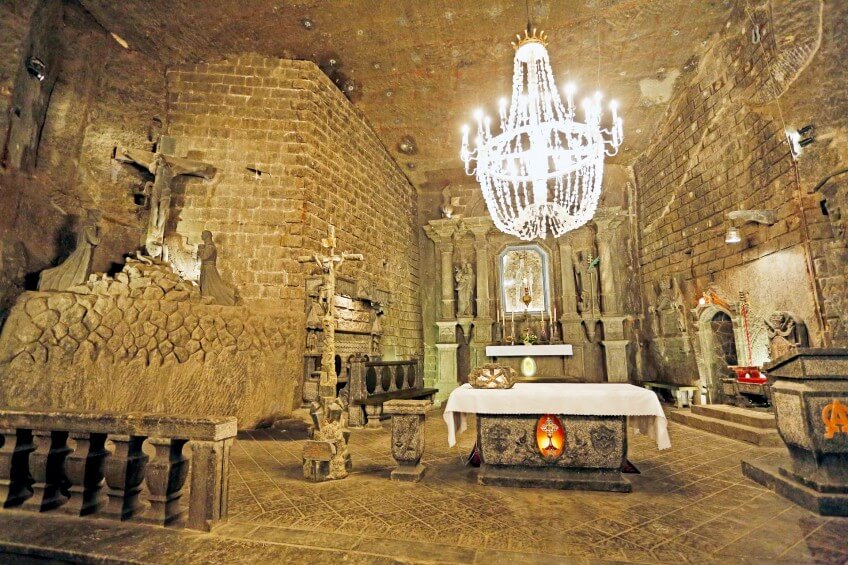 Cette chapelle tout en sel, du sol au lustre, a été creusée au cœur de la mine polonaise de Wieliczka, à 100 m sous terre. Chapelle en sel