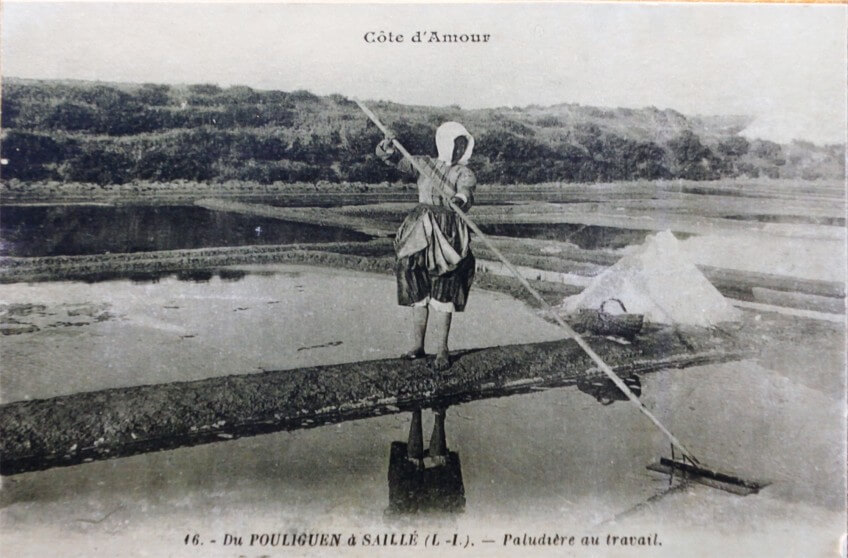 Dans les salines, les femmes participent depuis toujours aux récoltes à la belle saison. Le geste nécessite du doigté.  Saline d'antan