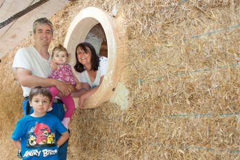 « Aujourd'hui, on n'accepte plus d'attendre. On veut sa maison tout de suite ! Les projets sont mal pensés et menés au pas de course par des artisans surchargés. Le résultat est souvent
décevant. »
Pascal Fluck, Hauterive (NE), 3 juin 2012. « Aujourd'hui, on n'accepte plus d'attendre. On veut sa maison tout de suite ! Les projets sont mal pensés et menés au pas de course par des artisans surchargés. Le résultat est souvent
décevant. »
Pascal Fluck, Hauterive (NE), 3 juin 2012.