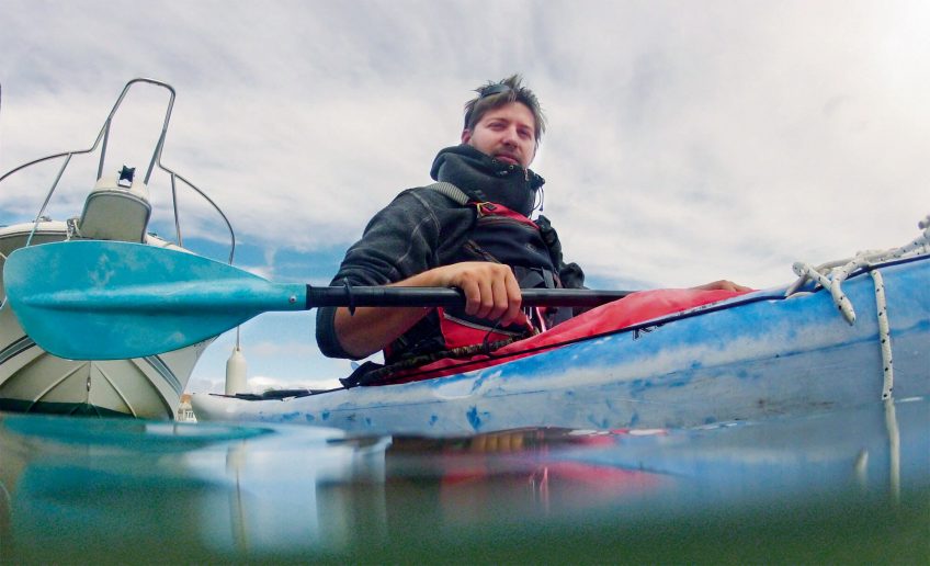 Mathieu Slaghenauffi transmet sa passion des milieux naturels méditerranéens depuis son kayak.