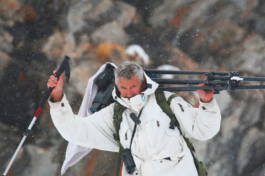 Erik Lapied durant le tournage du film "Survivre" Erik Lapied durant le tournage du…