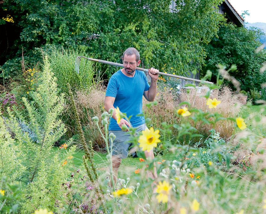 Xavier Allemann dans son jardin