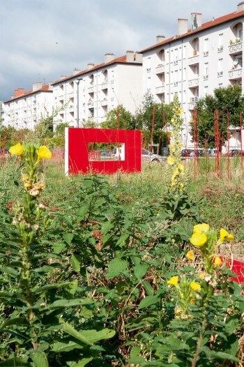 Le centre de la friche La Réserve offre aux artistes une espace de création.