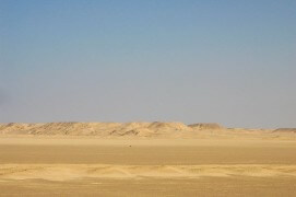 Les milans noirs profitent des vents favorables pour traverser aussi vite que possible le désert. / © Jérôme Gremaud