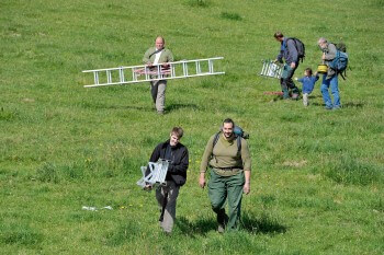 Opération commando pour équiper un premier jeune milan noir d'une balise Argos et le remettre le plus vite possible dans son nid. - Mariahilf, campagne fribourgeoise, dimanche 12 juin 2011. / © Sandro Campardo