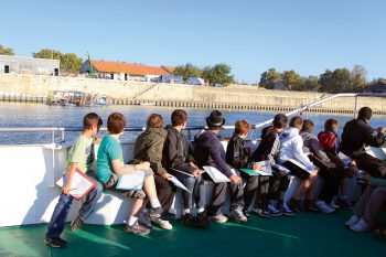 Une classe d'école observe le paysage, les plantes, les oiseaux ou encore les poissons depuis le pont, accompagnés des commentaires de Yann Le Couviour leur animateur. »