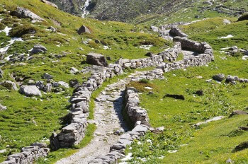 Chemin de pierres au Parc national de la Vanoise / © Karine Poitrineau