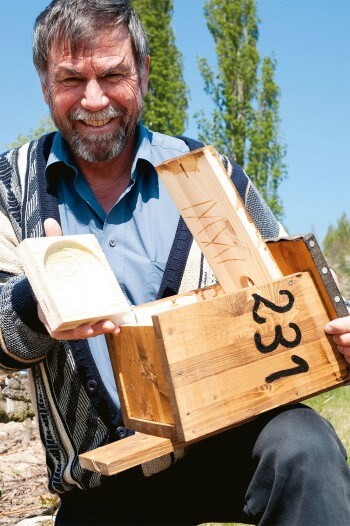 Bernard Genton visite un nid de torcol fourmilier.