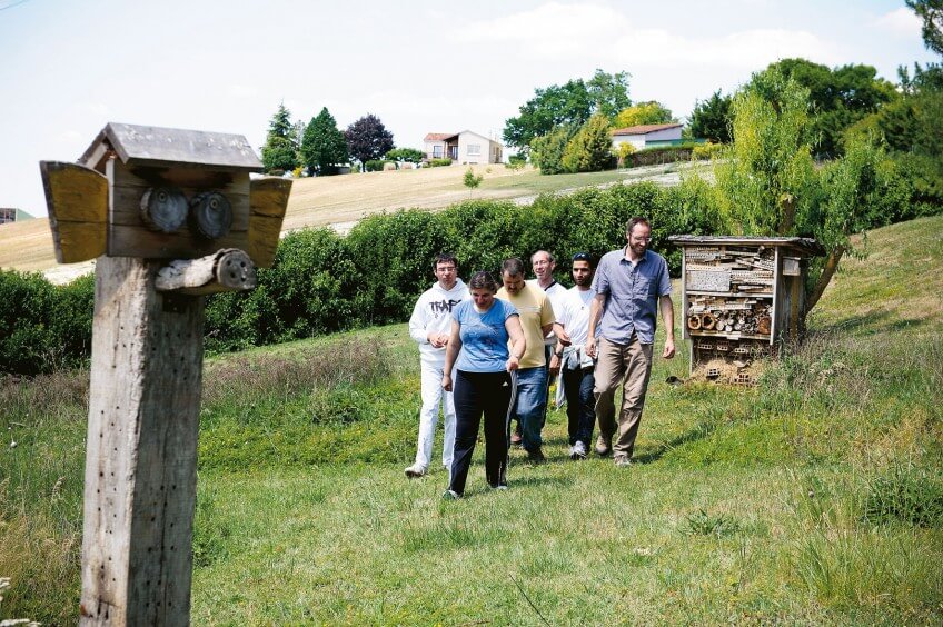 Julien Roi, animateur naturaliste, fait découvrir les merveilles d'un jardin à des personnes handicapées.