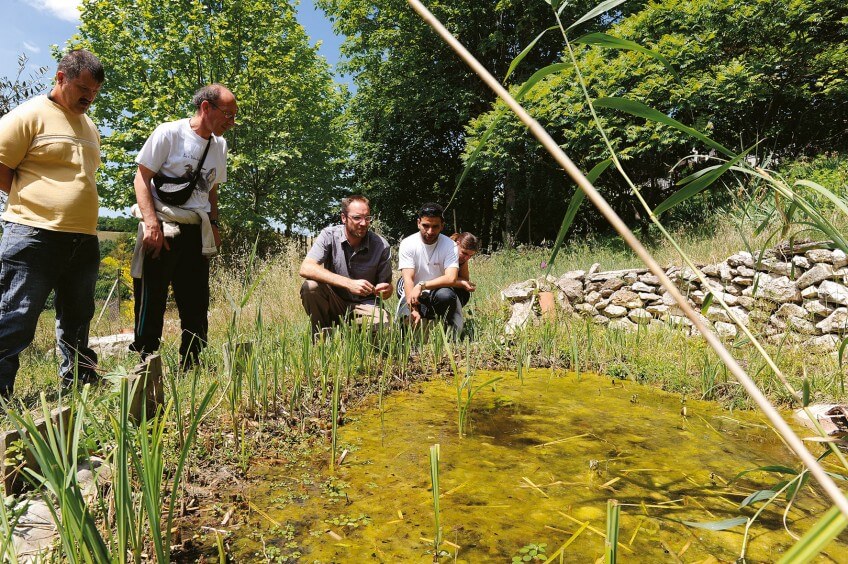Julien Roi, animateur naturaliste, fait découvrir les merveilles d'un jardin à des personnes handicapées.