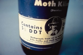 La nocivité sur les écosystèmes du DDT a longtemps fait parler d'elle. Bouteille de DDT